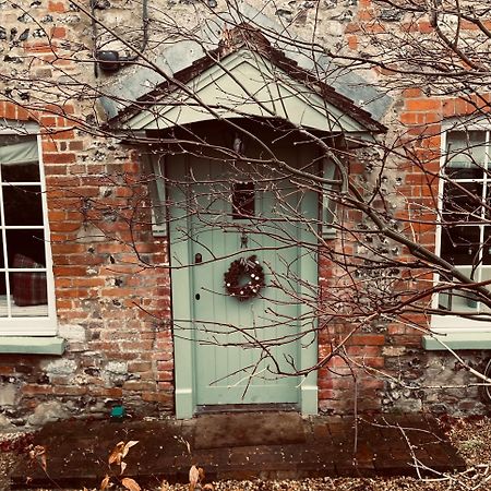 Historic, Traditional & Spacious Wiltshire Cottage Shrewton Eksteriør bilde